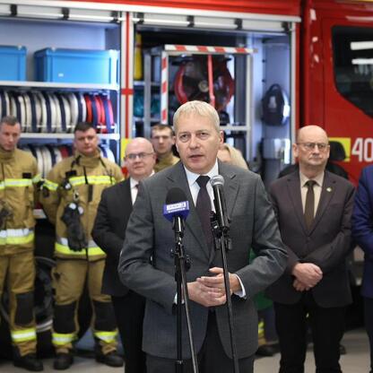 Wojciech Saługa, Marszałek Województwa Śląskiego, przemawia na konferencji prasowej w WORD, gdzie ogłoszony jest szkolenie dla młodych strażaków. (wygenerowano przez AI)