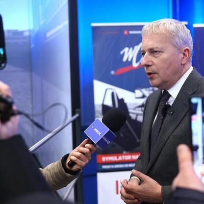 Marszałek Wojciech Saługa przemawia na konferencji prasowej w WORD Katowice. (wygenerowano przez AI)