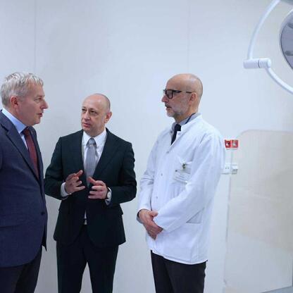 Wojciech Saługa, Krzysztof Kowalik i Piotr Pączek omawiają nowoczesne urządzenia medyczne w szpitalu w Sosnowcu. (wygenerowano przez AI)