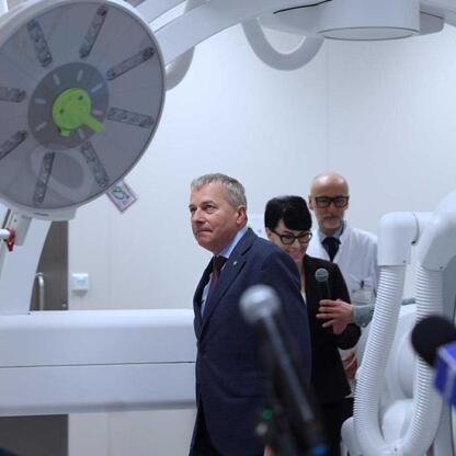 Wojciech Saługa, Marszałek Województwa Śląskiego, prezentuje nowoczesne urządzenia medyczne w szpitalu. (wygenerowano przez AI)