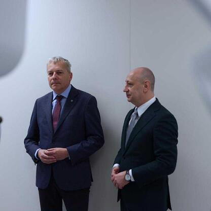 Wojciech Saługa i Krzysztof Kowalik omawiają nową salę hybrydową w Wojewódzkim Szpitalu Specjalistycznym im. św. Barbary w Sosnowcu. (wygenerowano przez AI)