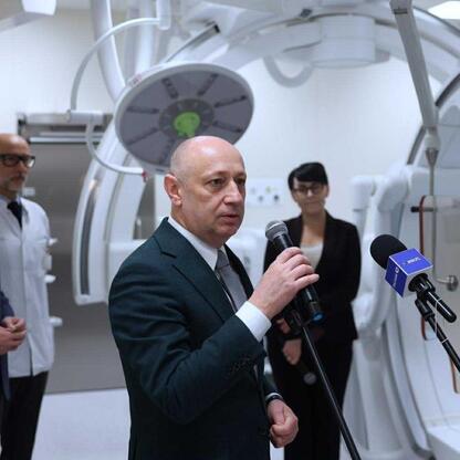 Marszałek Wojciech Saługa przemawia w szpitalu, prezentując najnowocześniejsze urządzenia. (wygenerowano przez AI)