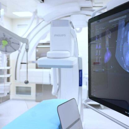 Nowoczesna sala hybrydowa w Wojewódzkim Szpitalu Specjalistycznym im. św. Barbary w Sosnowcu, wyposażona w zaawansowane technologie diagnostyczne i leczenia. (wygenerowano przez AI)