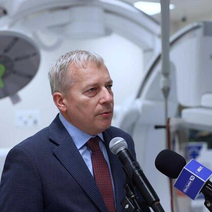 Marszałek Wojciech Saługa prezentuje nowe wyposażenie medyczne w Wojewódzkim Szpitalu Specjalistycznym im. św. Barbary w Sosnowcu. (wygenerowano przez AI)