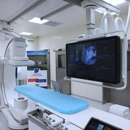 Hybrydowa sala operacyjna Wojewódzkiego Szpitala Specjalistycznego im. św. Barbary w Sosnowcu, wyposażona w zaawansowane technologie medyczne. (wygenerowano przez AI)