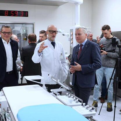 Wojciech Saługa, Marszałek Województwa Śląskiego, omawia nowe urządzenia medyczne w szpitalu. (wygenerowano przez AI)