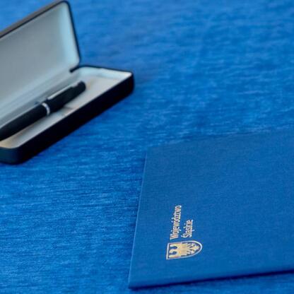 Folder Województwa Śląskiego z logo i długopisem, symbolizujący podpisanie dokumentu dotyczącego nowoczesnych pociągów dla Kolei Śląskich. (wygenerowano przez AI)