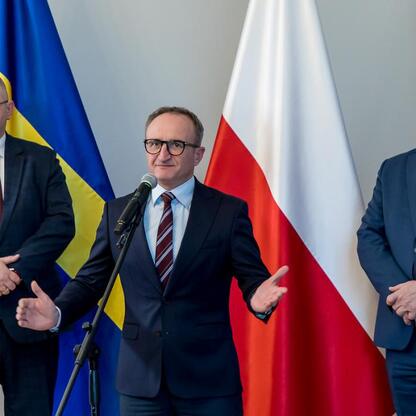 Grzegorz Boski, wicemarszałek Województwa Śląskiego, przemawia na konferencji prasowej o modernizacji Silesia Railways. (wygenerowano przez AI)