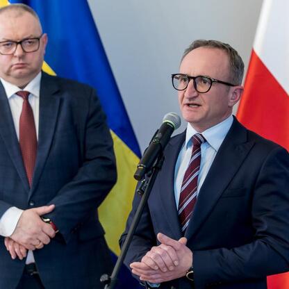 Grzegorz Boski, wicemarszałek Województwa Śląskiego, przemawia podczas uroczystości związanych z zakupem nowych pociągów dla Kolei Śląskich. (wygenerowano przez AI)