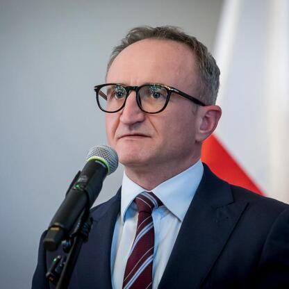 Grzegorz Boski, wicemarszałek Województwa Śląskiego, przemawia na konferencji prasowej o zakupie nowoczesnych pociągów dla Kolei Śląskich. (wygenerowano przez AI)