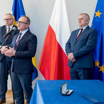 Grzegorz Boski, wicemarszałek Województwa Śląskiego, przemawia podczas ceremonii podpisania dokumentu dotyczącej zakupu nowoczesnych pociągów dla Kolei Śląskich. (wygenerowano przez AI)