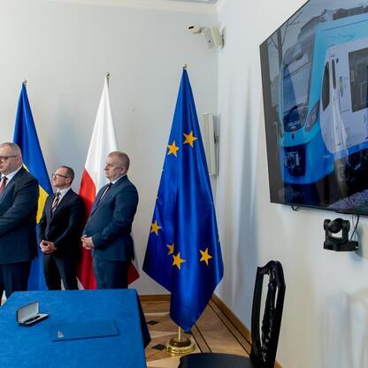 Podpisy pod dokumentem złożył wicemarszałek Województwa Śląskiego Grzegorz Boski, obecni byli prezes Kolei Śląskich Krzysztof Klimosz i wiceprezes firmy Newag, Józef Michalik. (wygenerowano przez AI)