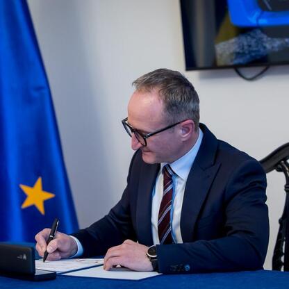 Grzegorz Boski, wicemarszałek Województwa Śląskiego, podpisuje dokument na kontrakt o zakup nowoczesnych pociągów dla Kolei Śląskich. (wygenerowano przez AI)