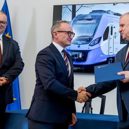 Grzegorz Boski, wicemarszałek Województwa Śląskiego, podpisuje dokument na ceremonii podpisania umowy na zakup nowoczesnych pociągów dla Kolei Śląskich. (wygenerowano przez AI)
