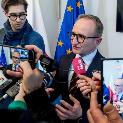 Grzegorz Boski, wicemarszałek Województwa Śląskiego, podpisuje dokument na tle konferencji prasowej o zakupie nowoczesnych pociągów dla Kolei Śląskich. (wygenerowano przez AI)