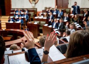 Młodzieżowy Sejmik Województwa Śląskiego: dyskusja i głosowanie. (wygenerowano przez AI)