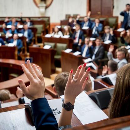 Młodzieżowy Sejmik Województwa Śląskiego: dyskusja i głosowanie. (wygenerowano przez AI)