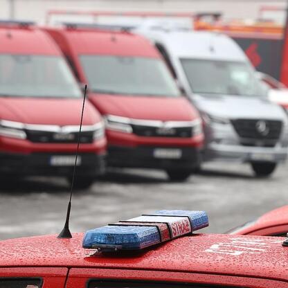 Nowe strażackie pojazdy w Śląsku, w tym samochody ratowniczo-gaśnicze i specjalistyczne, dostarczone w ramach znacznego wsparcia dla Państwowej Straży Pożarnej. (wygenerowano przez AI)