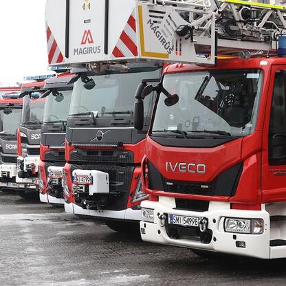30 nowych wozów strażackich Magirus, wyposażonych w autodrabiny, dostarczonych dla PSP w regionie Śląskim. (wygenerowano przez AI)