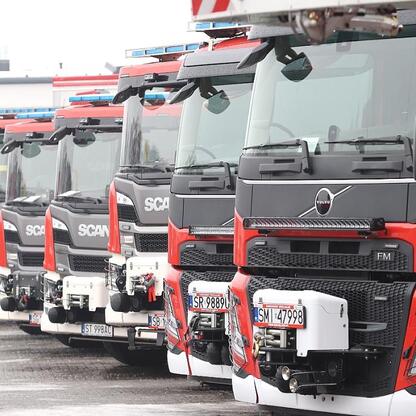 30 nowych wozów strażackich, wyposażonych w najnowocześniejsze technologie, oficjalnie przekazanych w Centralnej Szkole PSP w Częstochowie. (wygenerowano przez AI)