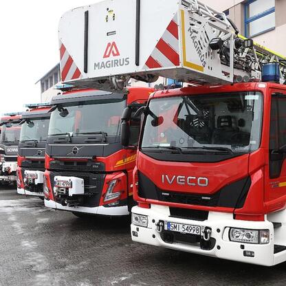 30 nowych wozów strażackich z logo Magirus, wyposażonych w autodrabinę, województwo śląskie. (wygenerowano przez AI)