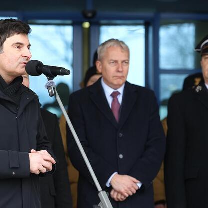 Marszałek Wojciech Saługa przemawia na ceremonii przekazania nowych wozów strażackich PSP. (wygenerowano przez AI)