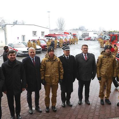Oficjalne przekazanie nowych wozów strażackich i sprzętu dla Państwowej Straży Pożarnej w Częstochowie. (wygenerowano przez AI)