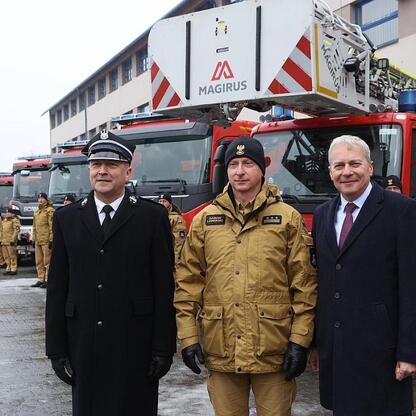 Wojciech Saługa, Marszałek Województwa Śląskiego, przemawia na ceremonii przekazania nowych wozów strażackich w Centralnej Szkole PSP w Częstochowie. (wygenerowano przez AI)