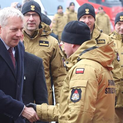 Marszałek Wojciech Saługa i strażakowie w Centralnej Szkole PSP w Częstochowie. (wygenerowano przez AI)