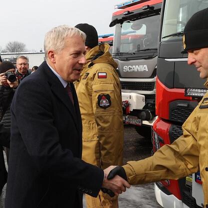 Marszałek Wojciech Saługa przekazuje nowe sprzęty strażackie. (wygenerowano przez AI)