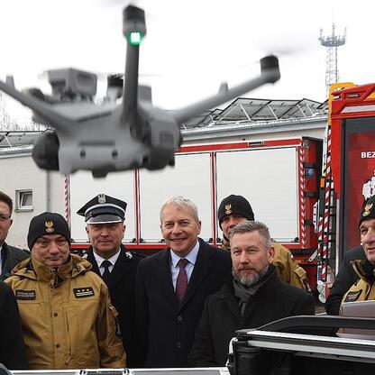Oficjalne przekazanie nowego sprzętu strażackiego w Centralnej Szkole PSP w Częstochowie. (wygenerowano przez AI)