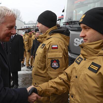 Marszałek Wojciech Saługa przekazuje nowe sprzęty strażackie, symbolizując wspólne wsparcie dla Państwowej Straży Pożarnej w regionie Śląskim. (wygenerowano przez AI)