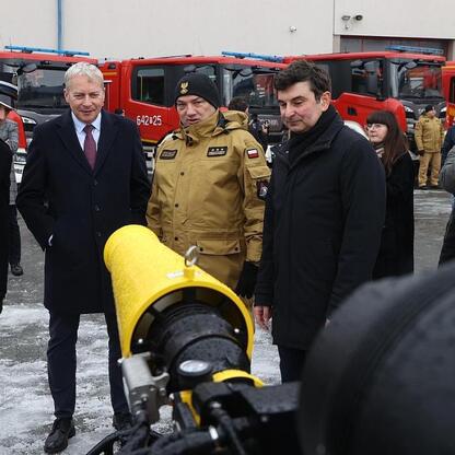 Oficjalne przekazanie nowych wozów strażackich w Sosnowcu, z udziałem marszałka Wojciecha Saługi. (wygenerowano przez AI)