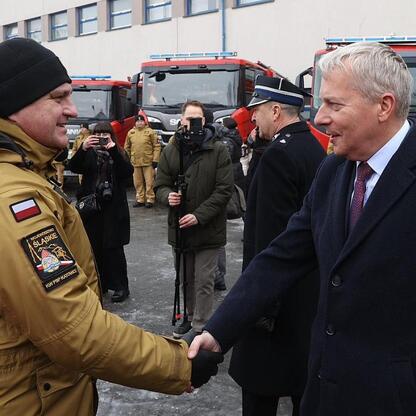 Marszałek Wojciech Saługa przekazuje nowe sprzęty strażackie województwu śląskiemu. (wygenerowano przez AI)