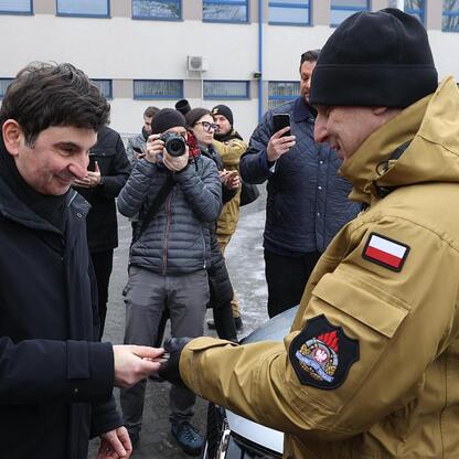 Oficjalna prezentacja nowego sprzętu strażackiego w regionie Śląskim. (wygenerowano przez AI)
