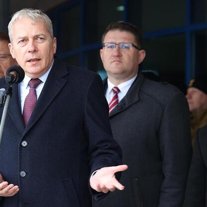 Marszałek Wojciech Saługa przemawia na konferencji prasowej o dostarczeniu nowoczesnych wozów strażackich. (wygenerowano przez AI)