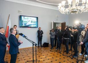 Grzegorz Boski, wicemarszałek Śląska, i Tomasz Niedziela, wiceprezes Kolei Śląskich, prowadzą briefingu prasowego o promocji dla młodzieży. (wygenerowano przez AI)
