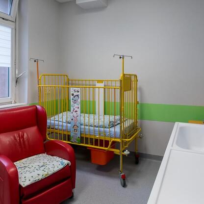 Nowoczesny, kolorowy i przyjazny dla dzieci oddział pediatryczny w Szpitalu Specjalistycznym nr 2 w Bytomiu. (wygenerowano przez AI)