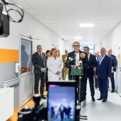 Wojciech Saługa, Halina Bieda i Mariusz Wołosz uczestniczą w oficjalnym otwarciu modernizowanego oddziału pediatrii w szpitalu w Bytomiu. (wygenerowano przez AI)
