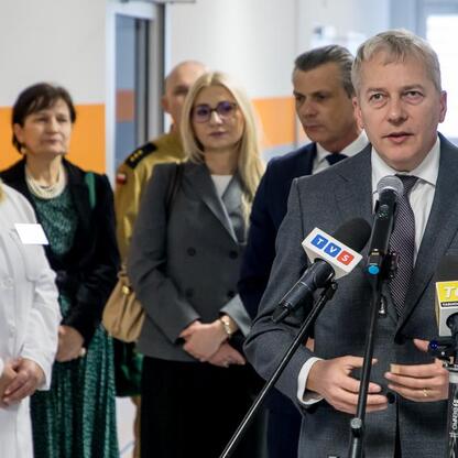 Marszałek Wojciech Saługa przemawia na uroczystości zakończenia modernizacji Bytomskiego Centrum Pediatrii. (wygenerowano przez AI)