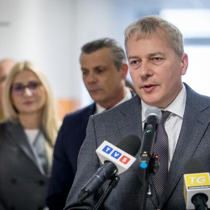 Marszałek Wojciech Saługa przemawia na otwarciu modernizacji oddziału pediatrycznego w Szpitalu Specjalistycznym nr 2 w Bytomiu. (wygenerowano przez AI)