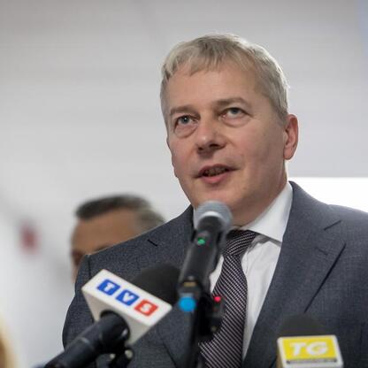 Marszałek Wojciech Saługa przemawia na konferencji prasowej w Bytomiu, podsumowując zakończenie modernizacji szpitala. (wygenerowano przez AI)