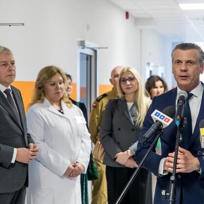 Wojciech Saługa, Halina Bieda i Mariusz Wołosz uczestniczą w uroczystości otwarcia modernizowanego oddziału pediatrycznego w Szpitalu Specjalistycznym nr 2 w Bytomiu. (wygenerowano przez AI)