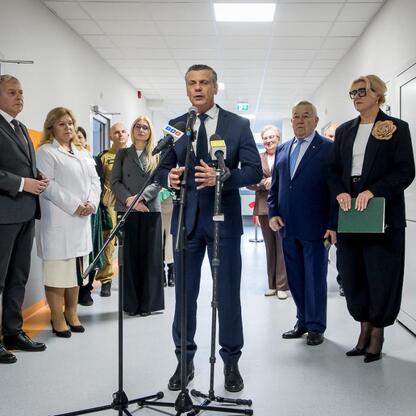 Wojciech Saługa, Marszałek Województwa Śląskiego, przemawia podczas uroczystości otwarcia modernizowanego oddziału pediatrii w Szpitalu Specjalistycznym nr 2 w Bytomiu. (wygenerowano przez AI)