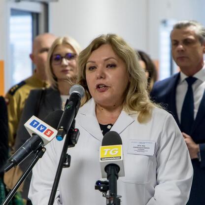 Dr. K. Med. Jolanta Czapla prowadzi konferencję prasową w modernizowanym szpitalu pediatrycznym. (wygenerowano przez AI)