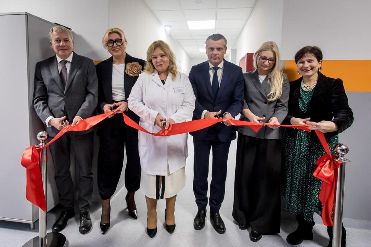 Nowoczesny, funkcjonalny oddział pediatryczny w Szpitalu Specjalistycznym nr 2 w Bytomiu, finansowany ze środków Województwa Śląskiego. (wygenerowano przez AI)