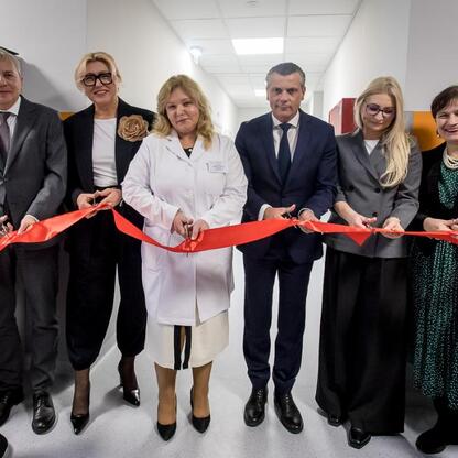 Wojciech Saługa, senator Halina Bieda i inżynierowie uczestniczą w ceremonii otwarcia nowo modernizowanego oddziału pediatrycznego w Szpitalu Specjalistycznym nr 2 w Bytomiu. (wygenerowano przez AI)
