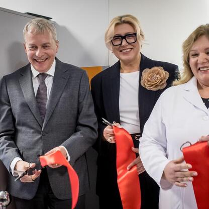 Marszałek Wojciech Saługa uczestniczy w ceremonii otwarcia modernizowanego oddziału pediatrycznego w Szpitalu Specjalistycznym nr 2 w Bytomiu. (wygenerowano przez AI)