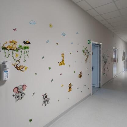 Nowoczesny, kolorowy korytarz w modernizowanym oddziale pediatrii Szpitala Specjalistycznego nr 2 w Bytomiu. (wygenerowano przez AI)