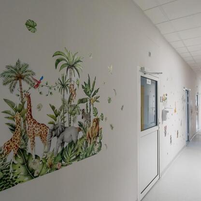 Nowoczesny, kolorowy mural tropikalnych zwierząt i roślin w pediatrycznym oddziale szpitala w Bytomiu. (wygenerowano przez AI)